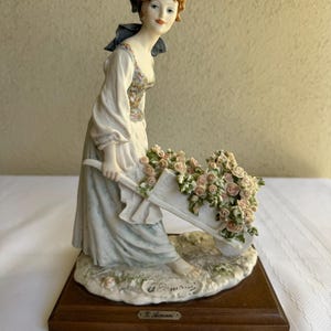 Vintage Giuseppe Armani Dame mit Blumenwagen 1981 Capodimonte Porzellan Handgemalt Signiert vom Künstler Holzsockel 10,5 'Hoch