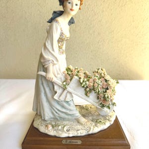 Vintage Giuseppe Armani-dame met bloemenkar 1981 Capodimonte-porselein, handgeschilderd, ondertekend door kunstenaar, houten basis: 10,5' hoog
