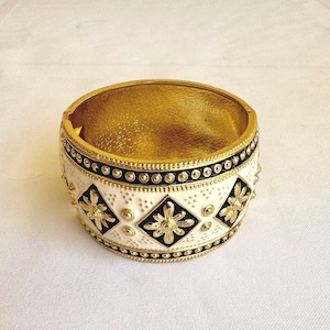 Rajastani Flower Embossed Cuff Armreif: Messing & Emaille, Schwarz-Weiß-Gold-Ton