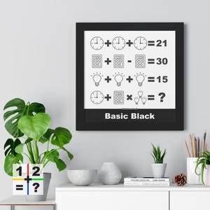 Op de afbeelding: Een zwart omlijste print met een witte achtergrond toont een reeks wiskundige vergelijkingen met klokken, rekenmachines en gloeilampen. De tekst "Basic Black" staat onderaan afgedrukt. Een kamerplant en decoratieve items staan op de voorgrond.