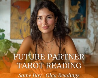 Può includere: Una donna è seduta a un tavolo con le carte dei tarocchi disposte davanti a lei. Il testo sul tavolo recita "Future Partner Tarot Reading Same Day / Olga Readings".