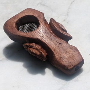 Introvert Shaman Pocket Pipe – Hand-Carved Red Driftwood Ritual Tool