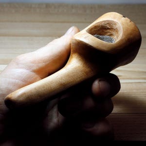Pipe artisanale en cerisier - Forme classique avec des éléments naturels