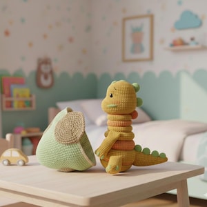 Könnte beinhalten: Ein gelbes gehäkeltes Dinosaurierspielzeug mit grünen Akzenten und einem orange gestreiften Hals sitzt auf einem Holztisch neben einem grünen gehäkelten Korb. Ein kleines gelbes Holzauto steht ebenfalls auf dem Tisch. Die Szene spielt in einem Kinderzimmer.