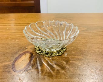 Bol de cristal con pedestal de estilo vintage con diseño en espiral y soporte de latón.