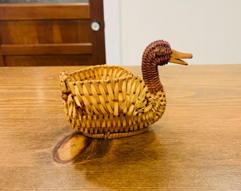 Cesta vintage de vime em formato de pato