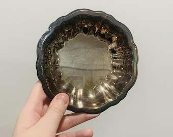 Bandeja/travessa vintage WM A Rogers em prata com borda ondulada