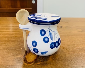 Pote vintage de mirtilo com tampa e colher de madeira