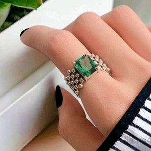 Grosse bague manchette zircon vert, bague fantaisie taille réglable, bague femme solitaire gros diamant vert, bague femme vintage chic