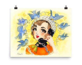 Op de afbeelding: Een vintage-stijl illustratie van een vrouw met bruin haar die een witte hoed en een gele jurk draagt, aan de telefoon praat. Blauwe vogels zitten op het telefoonsnoer, wat een fantasierijke scène creëert.
