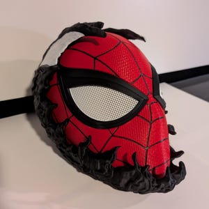 Spiderman wordt gifmasker/helm (cosplay)