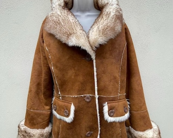 Cappotto in pelle scamosciata marrone Penny Lane, giacca con finiture in pelliccia afghana anni '70, cappotto invernale vintage boho da donna, cappotto lungo in pelle scamosciata retrò fatto a mano in stile montone