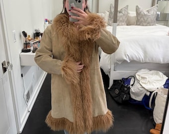 Cappotto in pelle scamosciata beige Penny Lane, giacca con finiture in pelliccia afghana anni '70, cappotto invernale vintage boho da donna, cappotto in pelle scamosciata stile retrò con pelliccia di montone pelosa fatto a mano