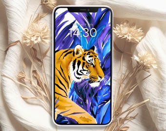 Puede incluir: La pantalla de un teléfono que muestra un reloj digital con la hora 14:30 y la fecha lunes 4 de julio. El fondo es una ilustración colorida de un tigre en un entorno de jungla con hojas azules y moradas.