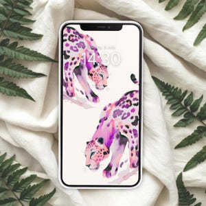 Op de afbeelding: Een witte smartphone met een roze en paarse aquarel-illustratie van twee luipaarden op het scherm. De tijd is 14:30 en de datum is maandag 8 juli.