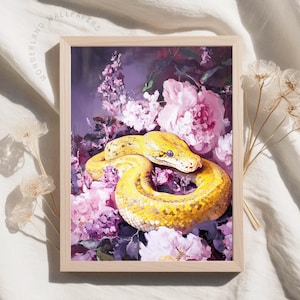 Puede incluir: Una serpiente amarilla con un fondo floral rosa y morado. La serpiente está enroscada en el centro de la imagen. Las flores están en flor y tienen un toque suave y romántico.