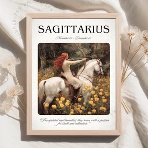Puede incluir: Una impresión de arte imprimible con una ilustración del signo del zodíaco Sagitario. La ilustración representa a una mujer montando un caballo blanco a través de un campo de flores amarillas, sosteniendo un arco y una flecha. El texto "SAGITARIO" está en la parte superior de la impresión, con las fechas "23 de noviembre - 21 de diciembre" debajo. El texto "Espíritu libre e ilimitado, vagan con pasión por la verdad y la aventura" está en la parte inferior de la impresión.