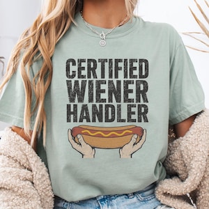 Camiseta de manipulador de salchichas certificado / Camiseta divertida de barbacoa con perritos calientes / Camiseta retro con humor sarcástico sobre comida / Regalo vintage para maestro de la parrilla / Comfort Colors 1717
