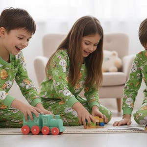 Påskpyjamas Barn Matchande Set Grönt Kaninägg Mönster Mjuka Bomullssovkläder Mysiga Vårnattkläder bild 5