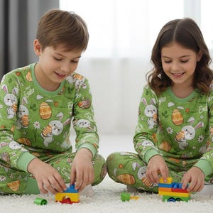 Påskpyjamas Barn Matchande Set Grönt Kaninägg Mönster Mjuka Bomullssovkläder Mysiga Vårnattkläder bild 3
