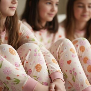 Kids Easter Pajama Set: Peach Floral Bunny Print Sleepwear imagen 3