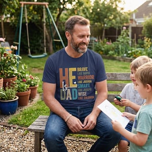 Camiseta cristiana para el Día del Padre, camiseta con las cualidades bíblicas de "Él es papá", regalo religioso para papá de parte de su esposa o hija, ropa masculina basada en la fe.