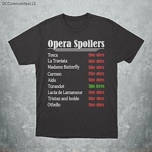Puede incluir: Una camiseta negra de manga corta con el texto blanco Opera Spoilers en la parte superior. Debajo, una lista de títulos de ópera en blanco, cada uno seguido por el texto She dies en rojo, excepto Turandot, seguido por She lives en verde.