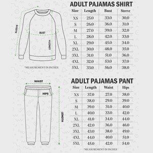 K&ouml;nnte beinhalten: Diagramm eines Pyjama-Sets f&uuml;r Erwachsene mit Ma&szlig;en in Zoll. Die Ma&szlig;e des Shirts umfassen L&auml;nge, Brustumfang und &Auml;rmel. Die Ma&szlig;e der Hose umfassen L&auml;nge, Taille und H&uuml;fte. Gr&ouml;&szlig;en von XS bis 5XL.