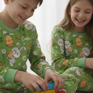 Påskpyjamas Barn Matchande Set Grönt Kaninägg Mönster Mjuka Bomullssovkläder Mysiga Vårnattkläder bild 2