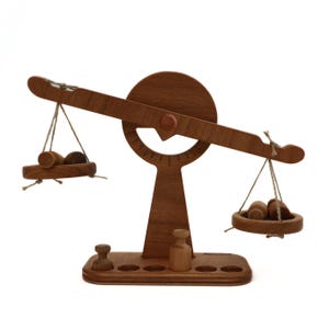 Montessori Wooden Balance Scale Toy – Educational Wooden Math Toy for Toddlers and Preschoolers