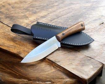 Cuchillo de caza de acero al carbono hecho a mano con funda de cuero