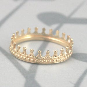 14K Gelbgold Krönchen Bandring Check Mate Gold Krönchenring Königin oder König Ehering Solid Gold Krönchenring für Sie oder Ihn Mittelalter Ring