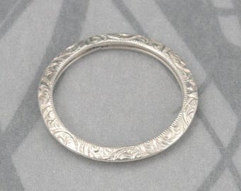 Anillo de boda grabado Anillo con borde de cuchillo Anillo separador Anillo apilable de plata Anillo de boda para mujer Anillo repujado Patrón en espiral Anillo de cuchillo elegante