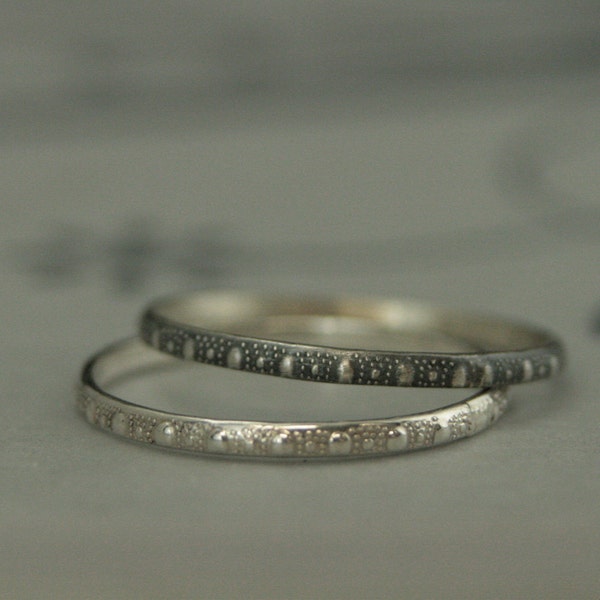 Petit anneau oursin--anneau superposable en argent sterling--anneau empilé en argent--anneau fin argent--anneau à motif fin--anneau à motif pois--anneau fin