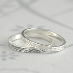 Anillo de boda con abanico y pluma - Anillo de bodas fino de plata esterlina maciza grabado - Anillo de plata plano pequeño - Diseño en relieve detallado