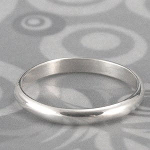 Anillo de boda o apilable de plata de ley Plain Jane, 2,5 mm, media caña: sencillo, elegante y fino.