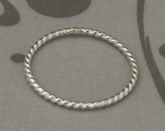 Zilveren touw ring--dunne zilveren twist stapelring--EEN massief sterling zilver dunne twist draad stapelen band--op maat gemaakt in uw maat