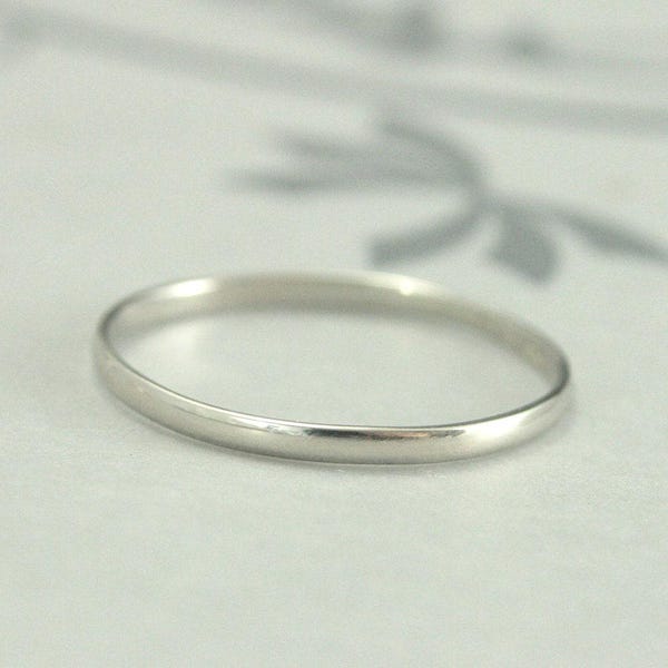 Witgouden trouwring ~ 1,5 mm x 0,75 mm Skinny Minnie ~ 10 kt gouden ring ~ halve ronde band ~ damestrouwring ~ trouwring ~ gerecyclede gouden ring