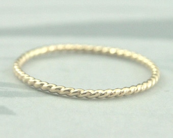 Anillo de banda retorcida, anillo de oro retorcido, anillo fino retorcido, anillo de cuerda de oro, anillo apilable, anillo apilable de oro, anillo retorcido de 14 quilates, alianza de boda para mujer de oro