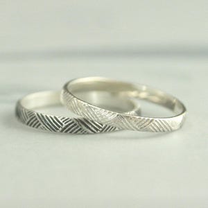 Anillo de plata con trama cruzada - Anillo de tejido de cesta - Anillo apilable de plata - Alianza de bodas de plata - Anillo estampado - Plata de ley 925 - Anillo estampado