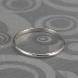 Dünner SilberringSterling Silber RingAbgerundetes BandDünner StapelringPetite Silber BandMidi Ring aus Silber1.5mm breites BandMini Ring aus Silber Bild 1