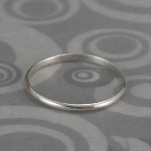 Bague fine en argent ~ bague en argent sterling ~ bague arrondie ~ fine bague à superposer ~ petite bague en argent ~ bague midi en argent ~ anneau de 1,5 mm de large ~ petite bague en argent