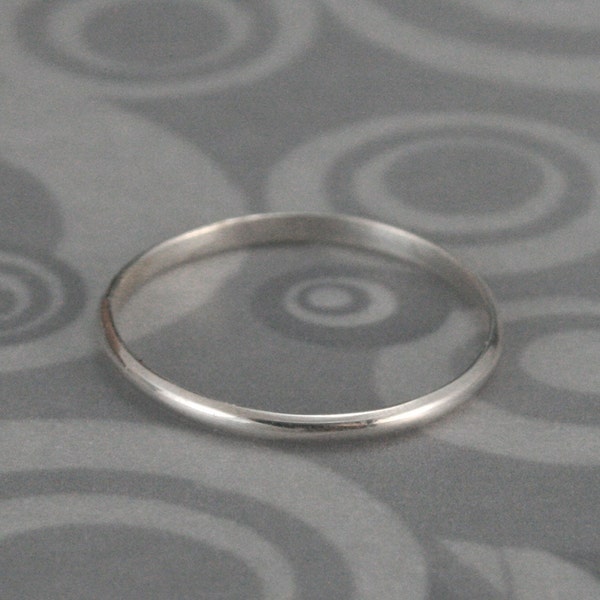 Dünner Silberring~Sterling Silber Ring~Abgerundetes Band~Dünner Stapelring~Petite Silber Band~Midi Ring aus Silber~1.5mm breites Band~Mini Ring aus Silber