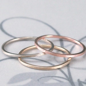 Anillos apilables súper delgados ~ Juego de 3 ~ Anillos apilables de 14 quilates ~ Cuadrado de 1 mm ~ Acabado de diamante ~ Juego apilable de oro macizo ~ Anillos espaciadores de oro ~ Anillos finos de oro