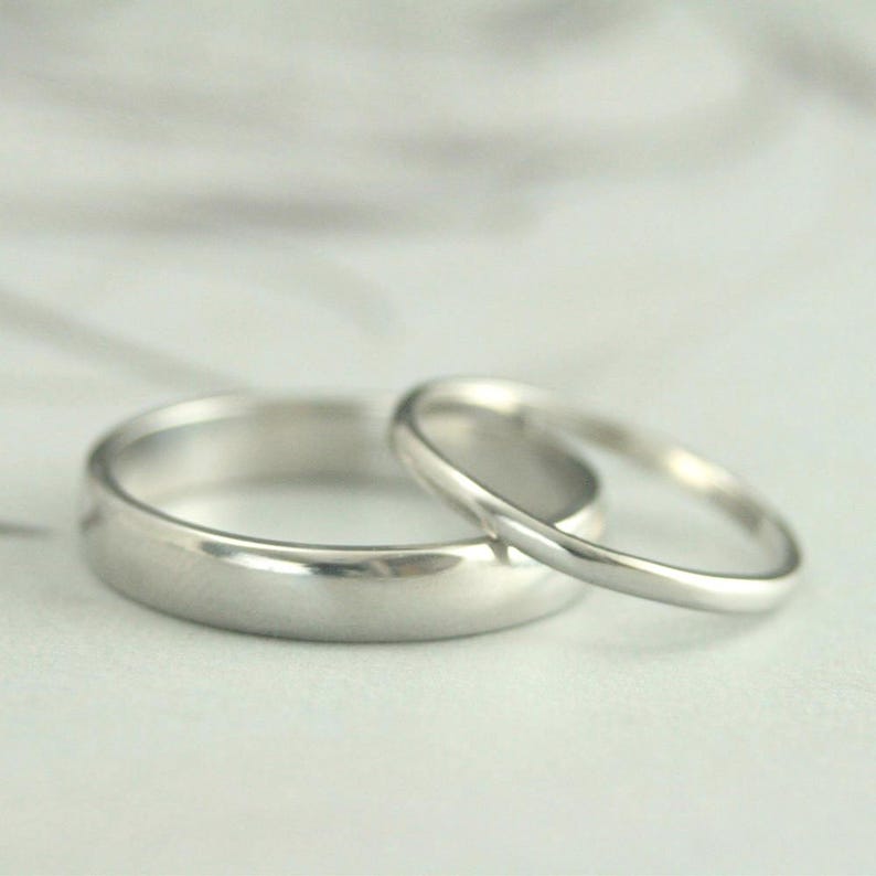 Fede nuziale in platino da donna Anelli in platino per donna Fascia larga 4 mm Anello da 1,5 mm x 1 mm Fede nuziale in platino da uomo Anelli in platino per uomo immagine 1