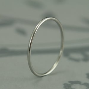 Dunne platina band ~ 1 mm ronde band ~ Roll Me ronde ring ~ platina tussenring ~ massief platina ring ~ platina tussenring ~ platina stapelring