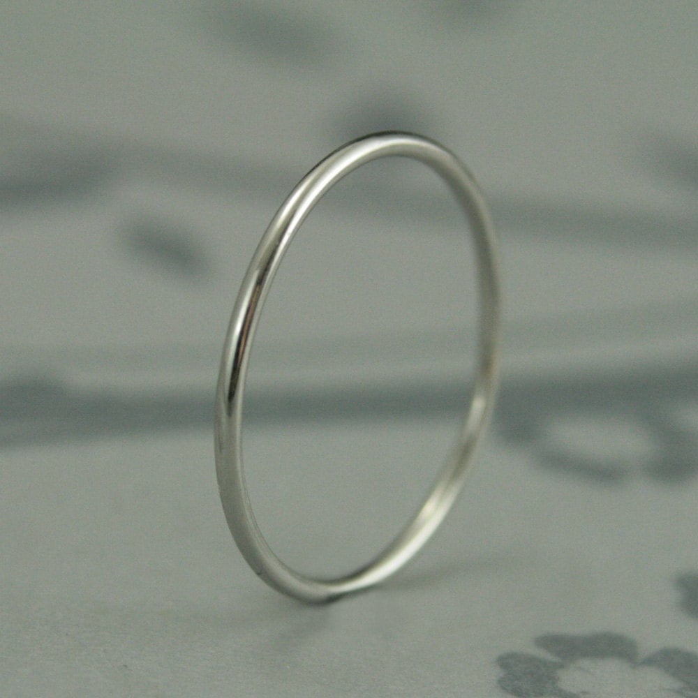Slim platinum wedding online band