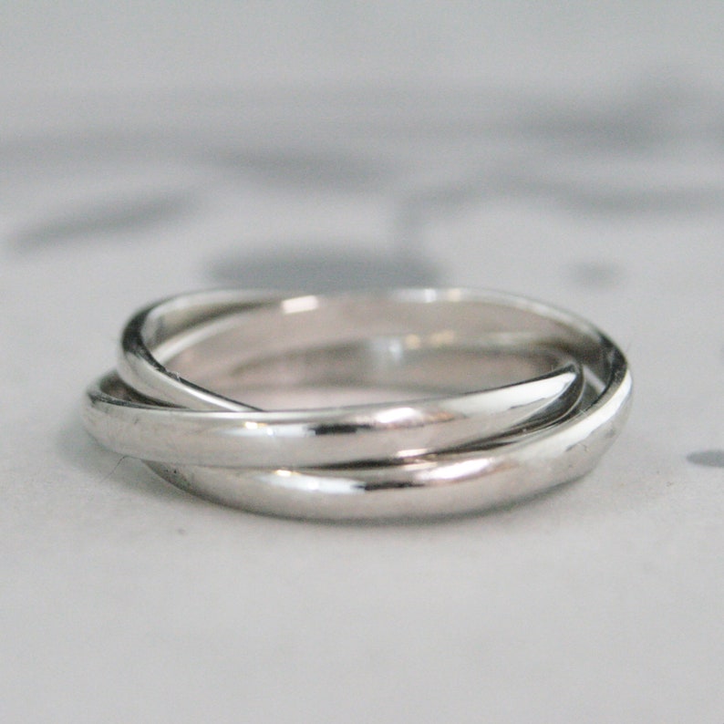 Anillo giratorio de platino de 3 bandas, platino macizo, bandas de 2 mm de ancho, anillo antiestrés, anillo de boda, 3 bandas entrelazadas, anillo de aniversario. imagen 1