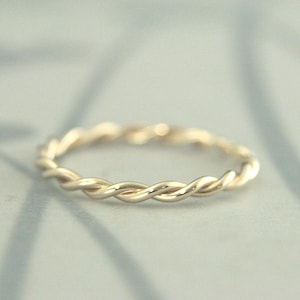 Anello a spirale in oro massiccio 14 carati, anello in oro giallo con fascia in oro massiccio, anello da donna in oro, fede nuziale in oro, anello nuziale in oro massiccio, anello impilabile in oro massiccio