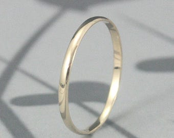 Massief 14 kt gouden skinny Minnie effen Jane halfronde band gemaakt van 1,5 mm breed bij 0,75 mm dik 14 kt geel-, wit- of roségoud